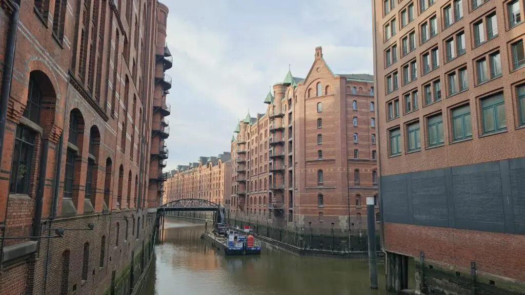 "עיר המחסנים" (Speicherstadt) בהמבורג היפה