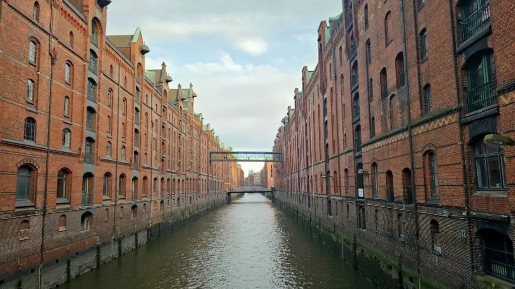 הגשרים והתעלות של "עיר המחסנים" (Speicherstadt) בנמל הישן של המבורג