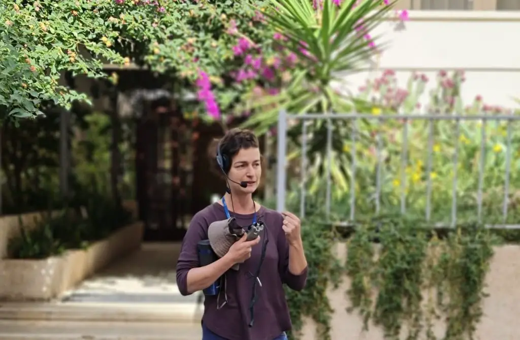 ענת גרויסמן - מדריכת סיורים אורבנים בתל אביב